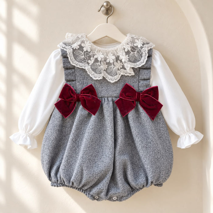 Pagliaccetto natalizio neonata grigio con fiocchi bordeaux, colletto in pizzo e camicia bianca