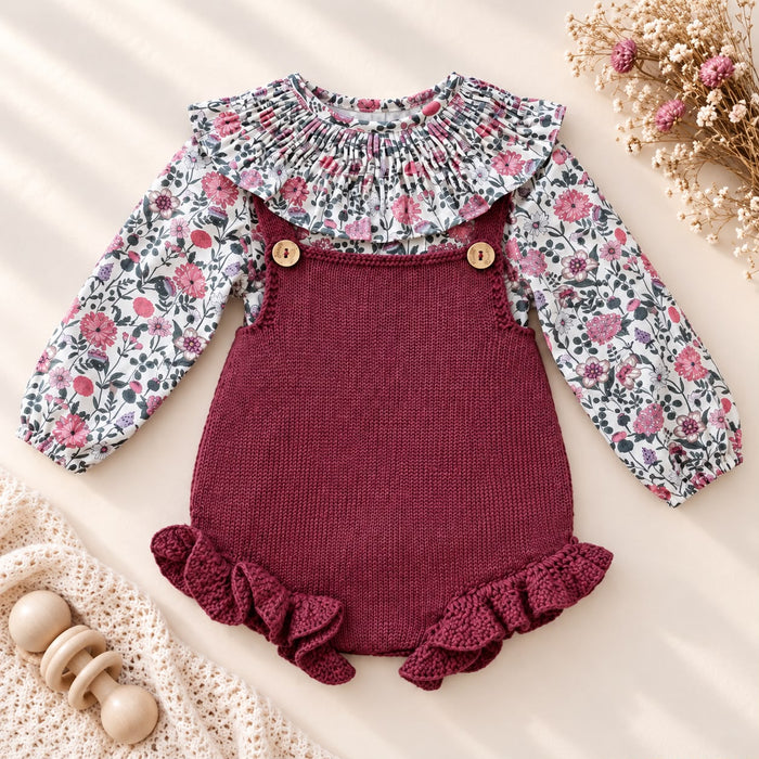Pagliaccetto neonata bordeaux in maglia con camicia floreale, colletto volant e bottoni in legno