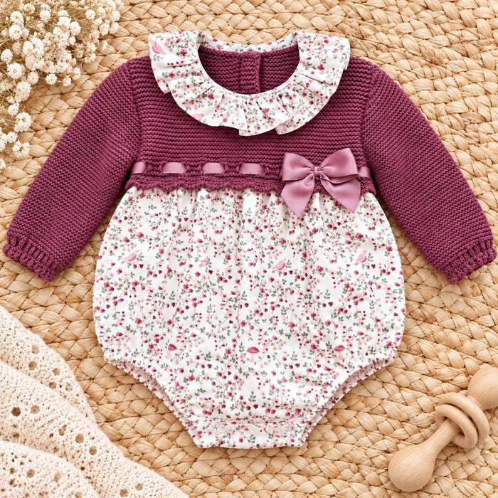 Pagliaccetto neonata bordeaux in maglia con fantasia floreale, colletto volant e fiocco in raso
