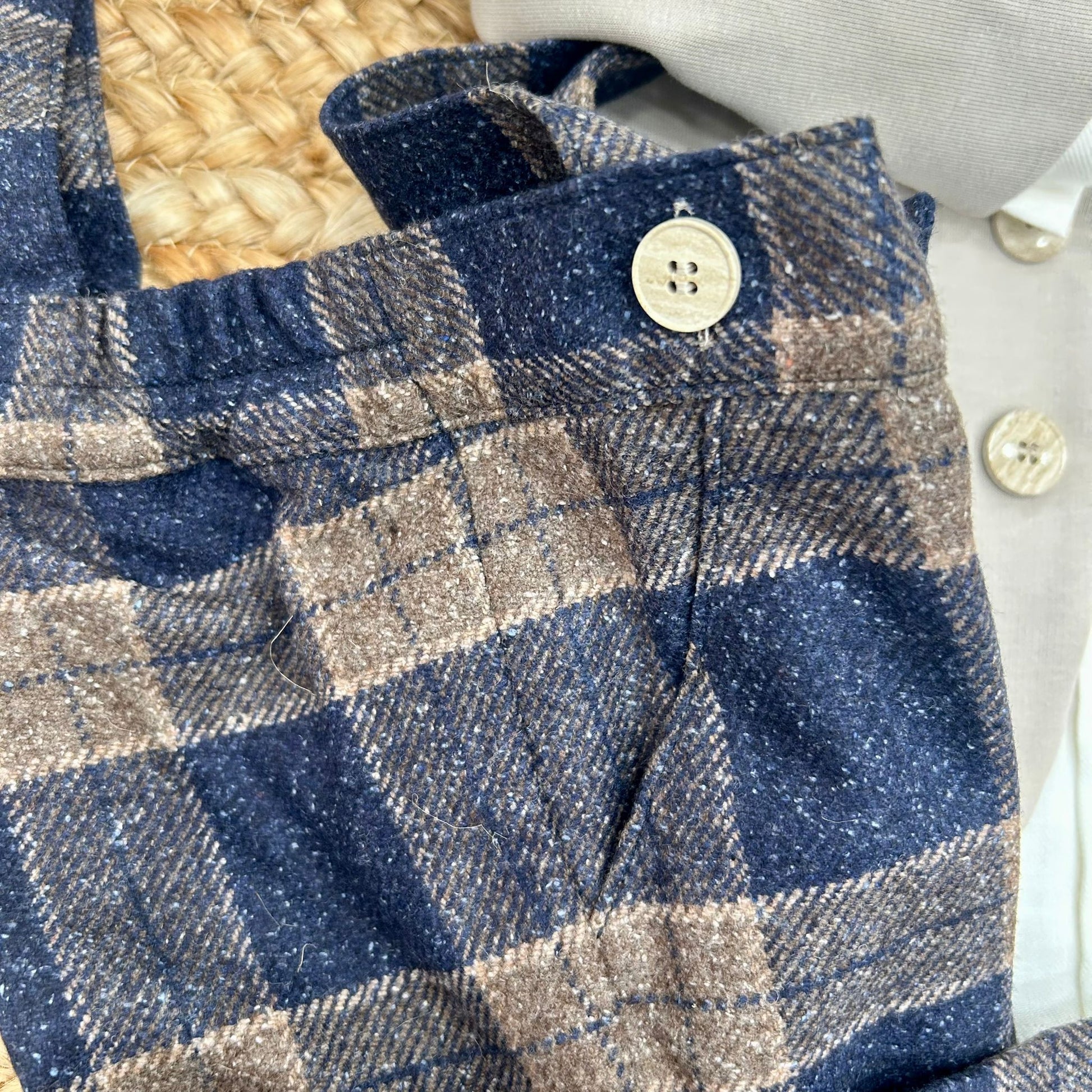 pantaloni a quadri blu e nocciola con bretelle