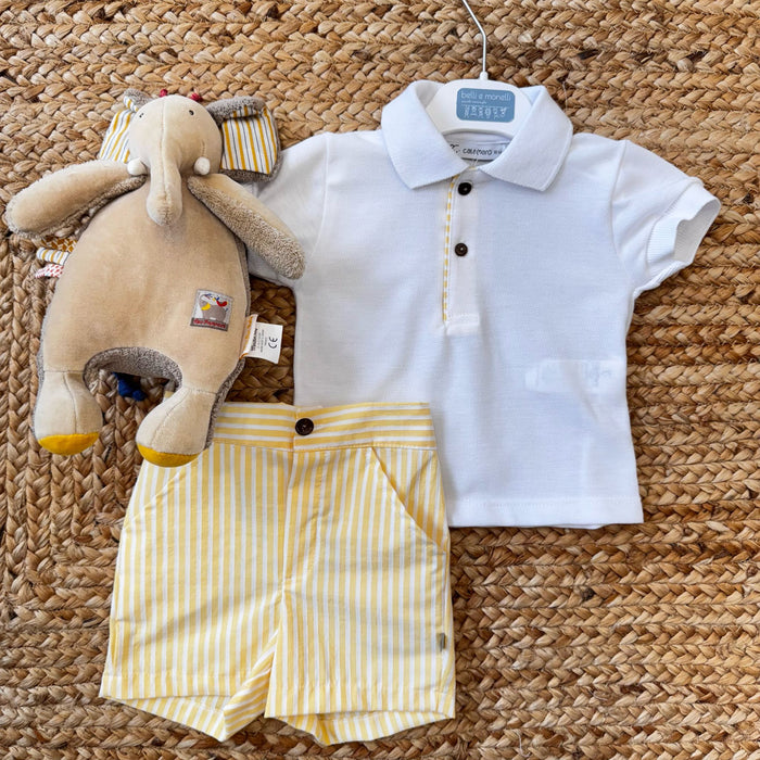 Polo bianca con bottoni e pantaloncini a righe gialle per bambino, abbigliamento estivo elegante.