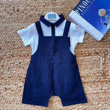 Salopette blu con camicia bianca per bambino, abbigliamento casual chic.