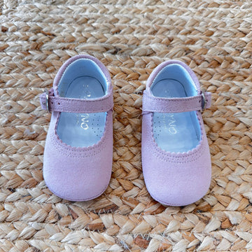 Scarpa culla in camoscio rosa vista dall’alto.