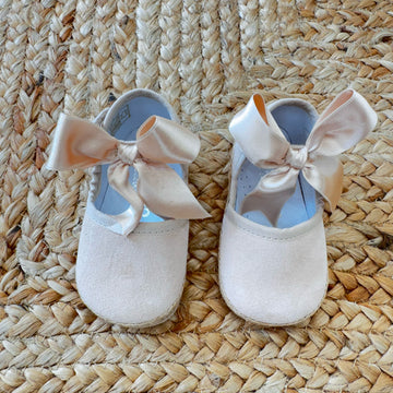 Scarpe culla beige scamosciate con fiocco in raso e suola espadrillas