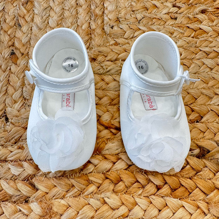 Scarpe culla in raso bianco con fiore in organza