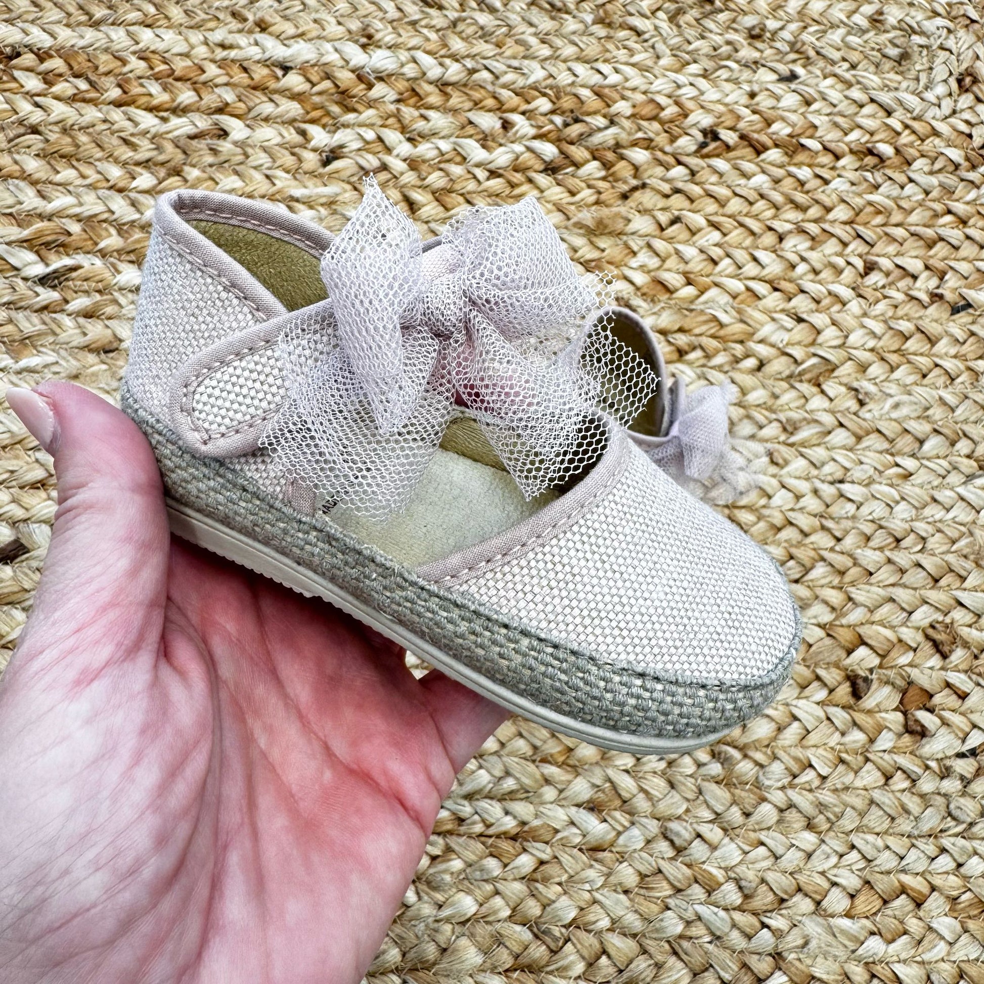 Ballerine rosa bambina in tessuto con fiocco in tulle e chiusura a cinturino, perfette per cerimonie ed eventi speciali