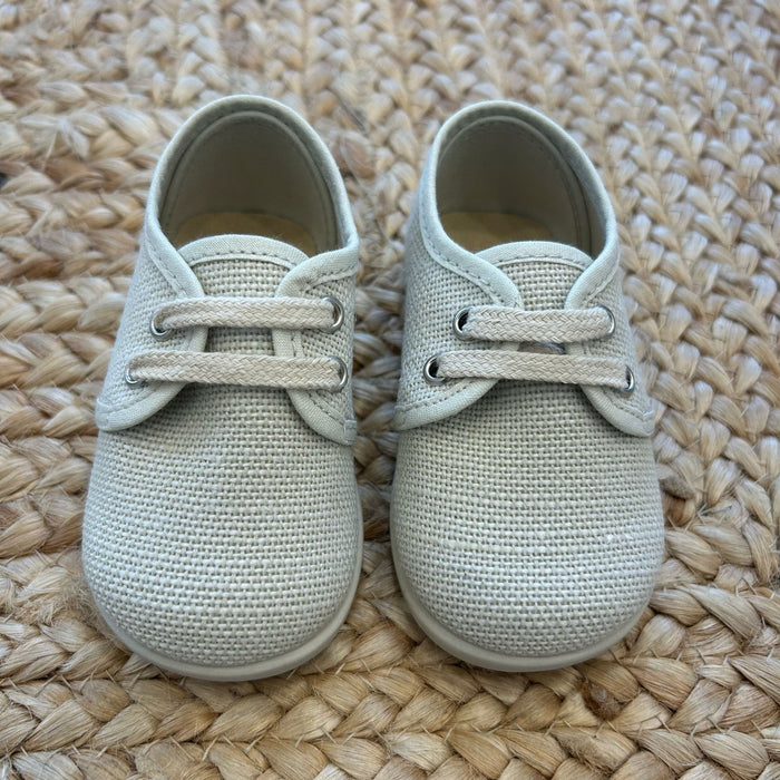 Scarpe eleganti da neonato in tessuto beige con lacci, ideali per cerimonia o primo compleanno
