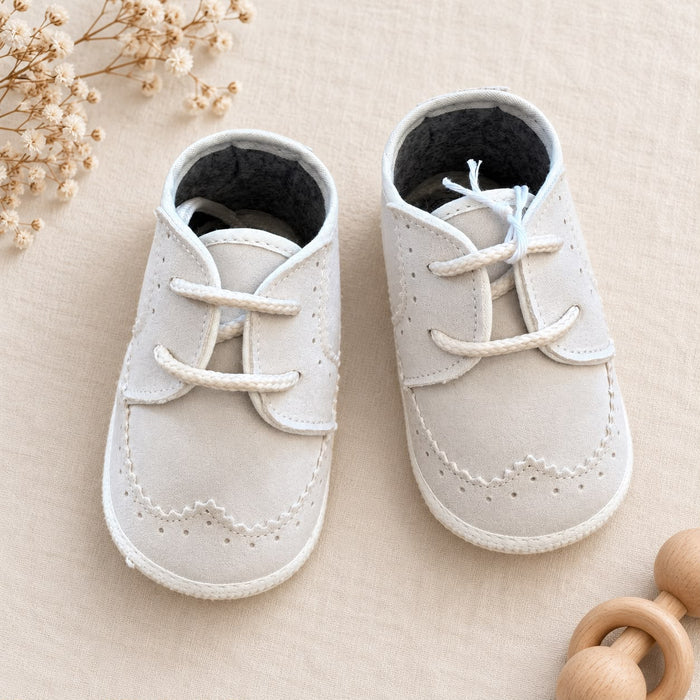 Scarpe battesimo bimbo beige con lacci e dettagli traforati