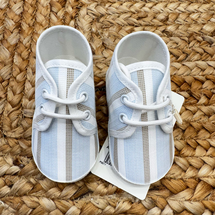 Scarpe culla in tessuto a righe azzurre e beige con chiusura a lacci, ideali per neonati in primavera ed estate.