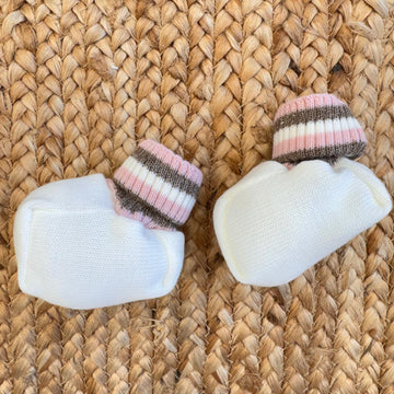 Scarpette in lana per neonata, con risvolto a righe panna, rosa e marrone. Perfette per corredino e uscita invernale.