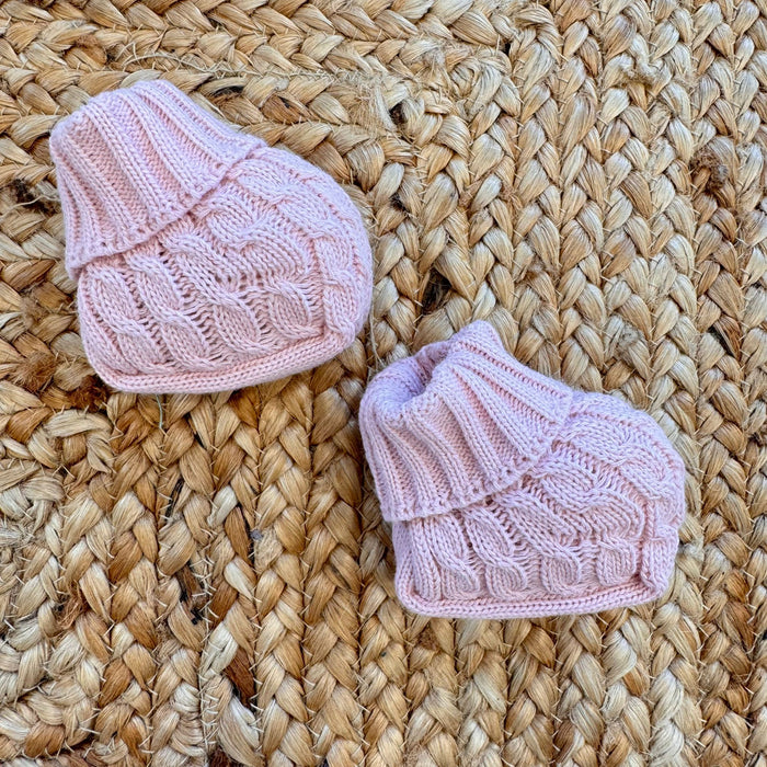 Scarpette rosa in maglia per neonata con risvolto e lavorazione a trecce – ideali per corredino caldo autunno inverno