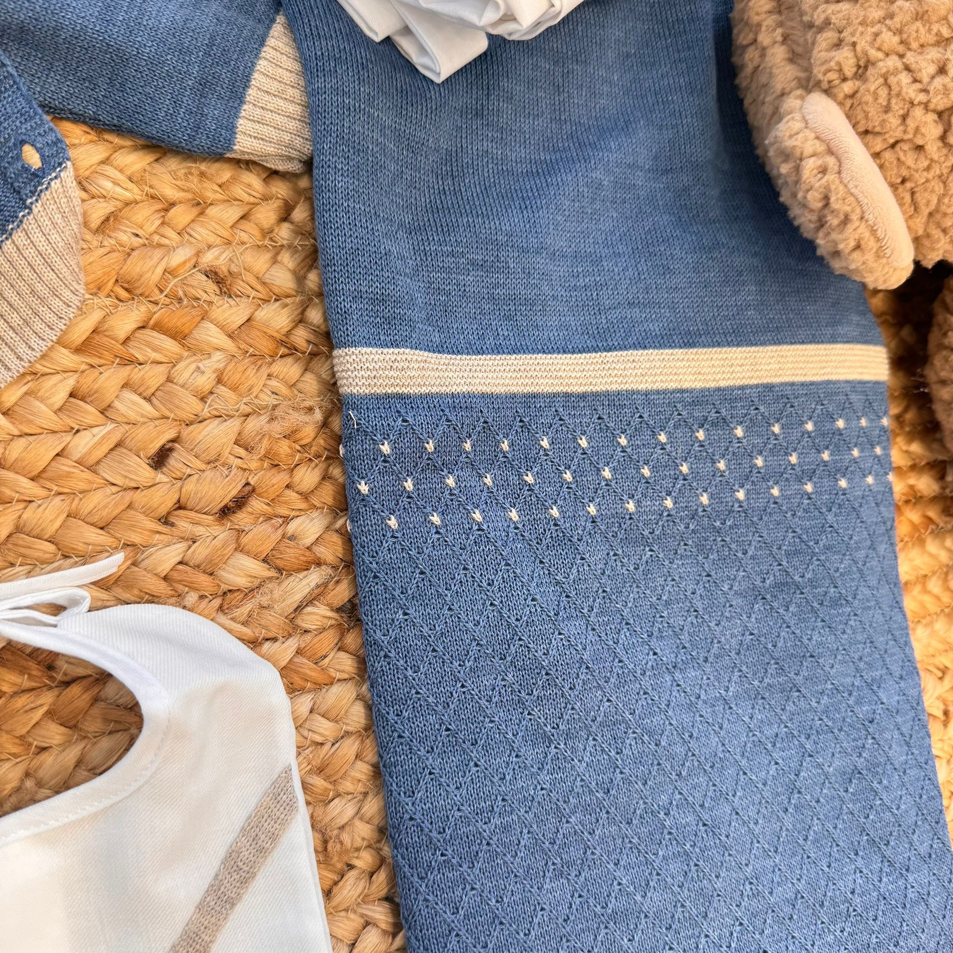 scarpette neonato lana blu e beige coordinate