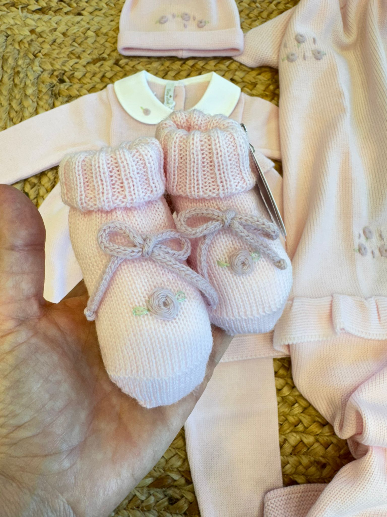 scarpette rosa cipria con camelie ricamate e fiocchetti
