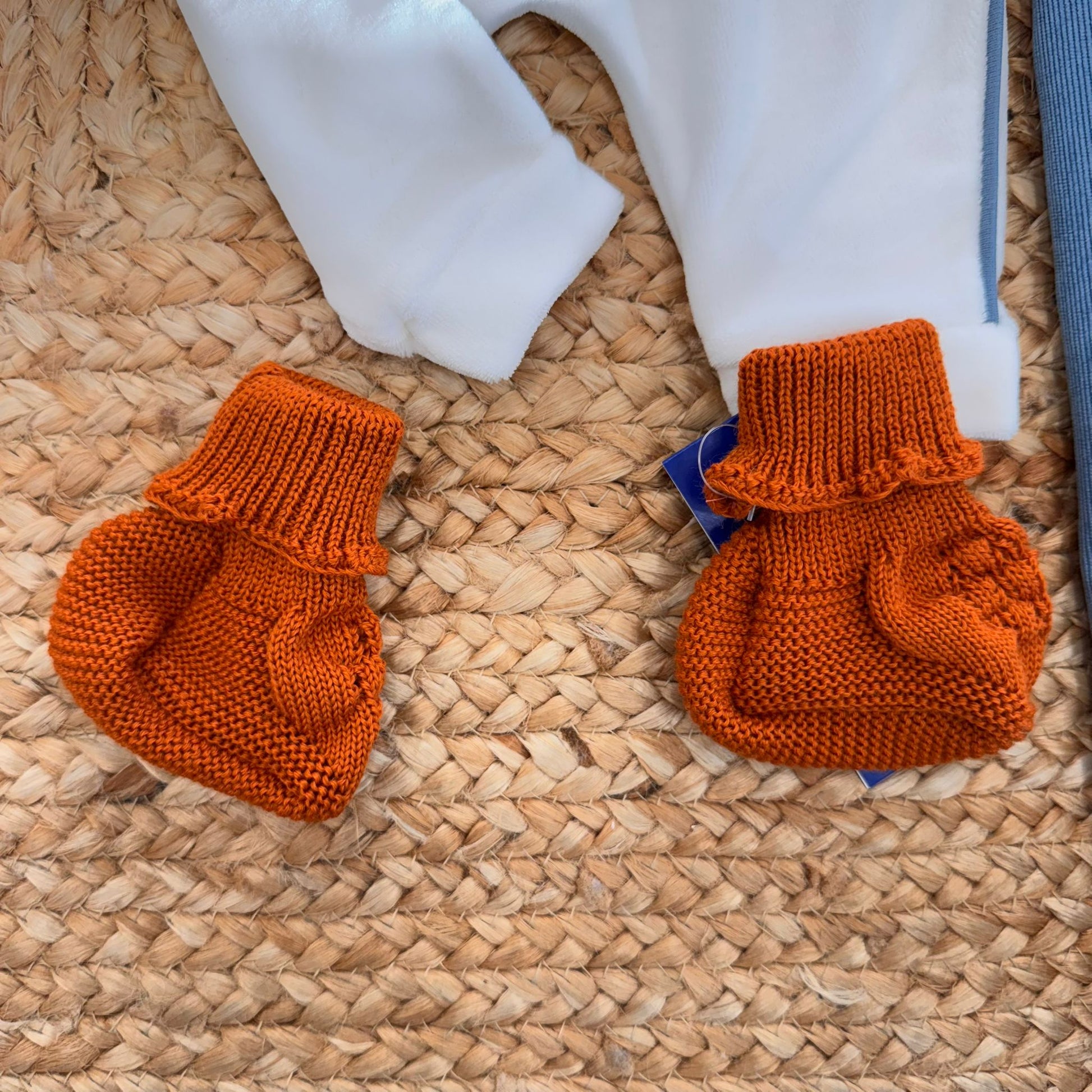 Scarpine neonato fatte a mano in lana color ruggine, abbinate al coordinato nascita