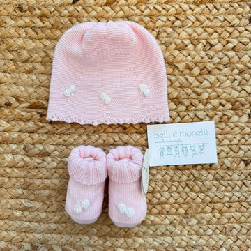 Set neonata rosa con cappellino e scarpette in pura lana con fiocchetti