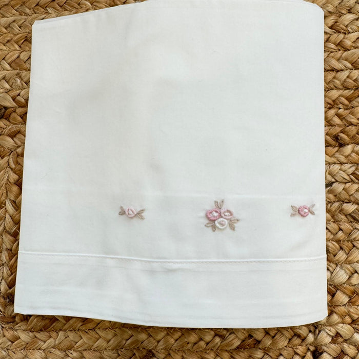 Set lenzuola babyculla bianco con ricami floreali rosa per neonata