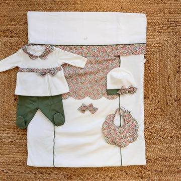 Set nascita in ciniglia per neonata con dettagli floreali liberty, completino e copertina – coordinato invernale elegante