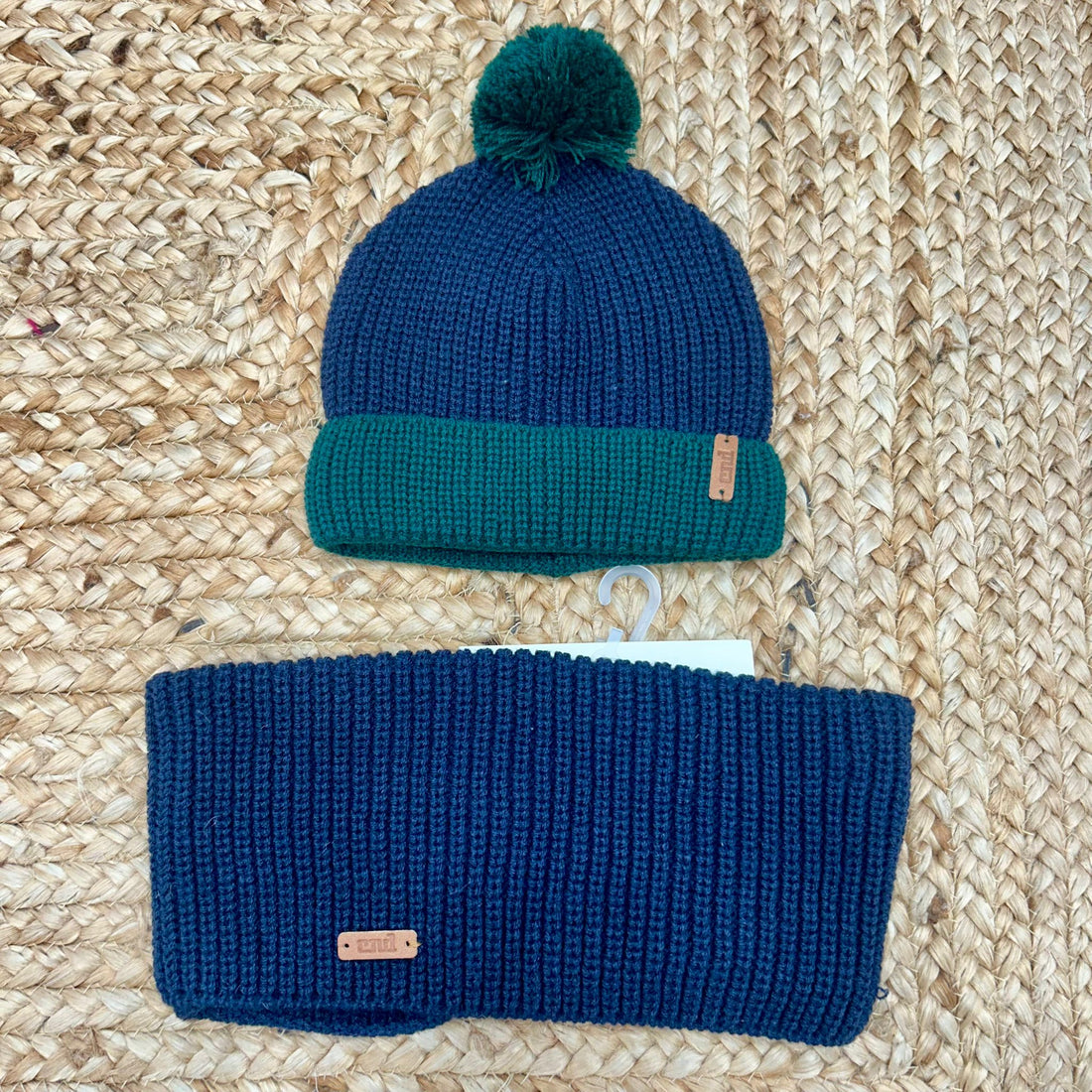 set bimbo con cappello blu e verde con pompon e scaldacollo coordinato