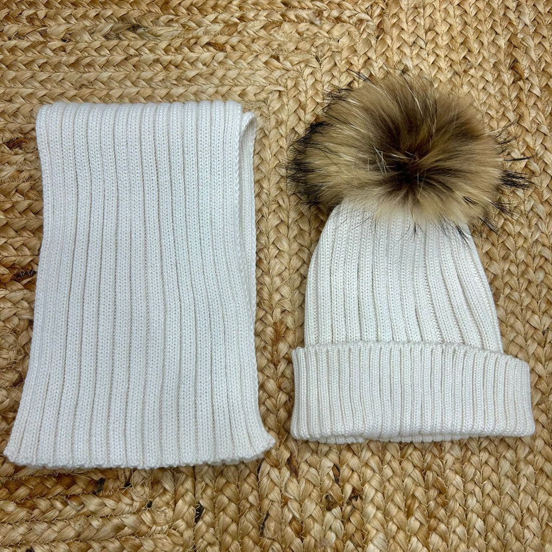 set panna con cappellino e sciarpa a costine e pon pon in vera pelliccia per bambina