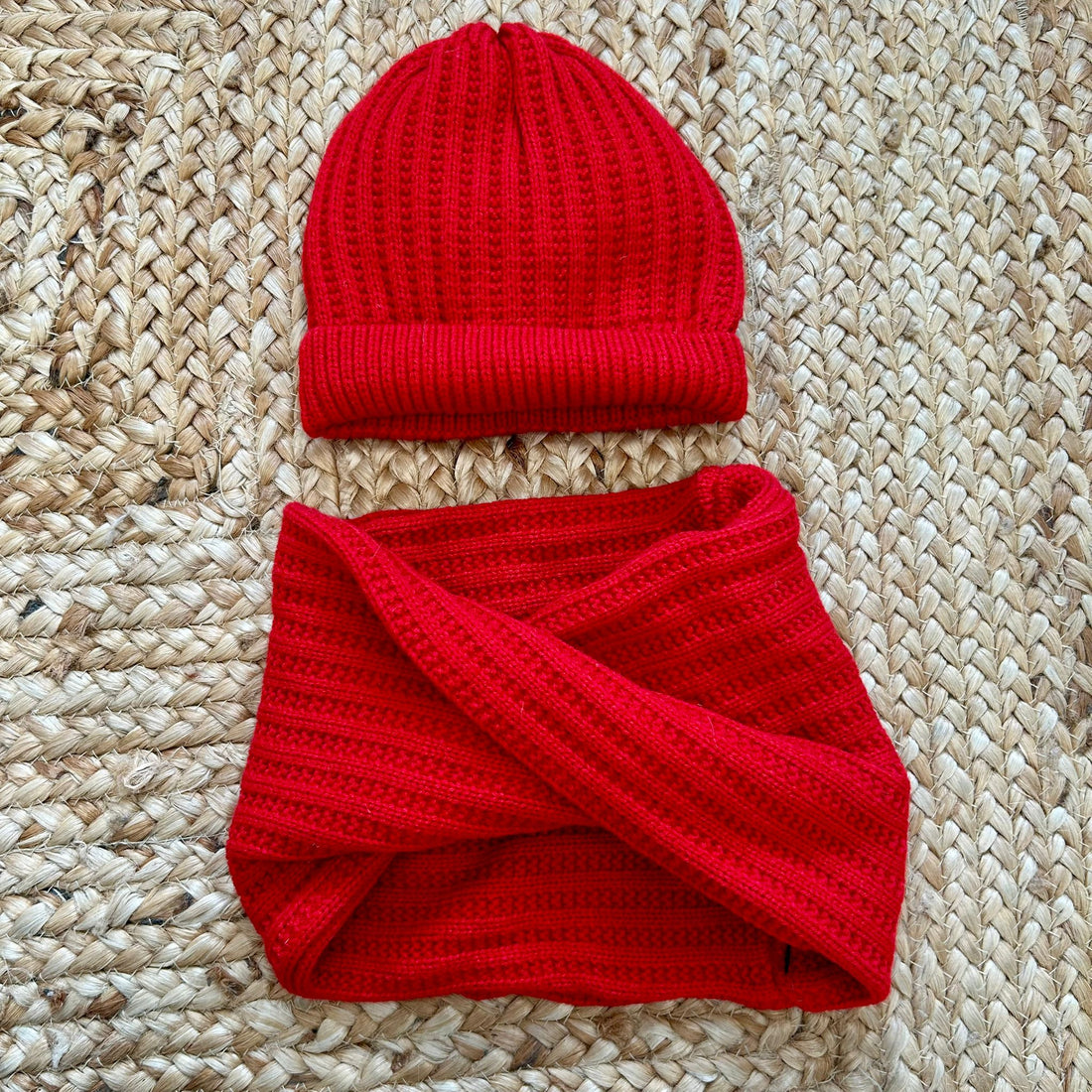 set rosso I-DO con cappellino e scaldacollo in maglia a costine per bambino