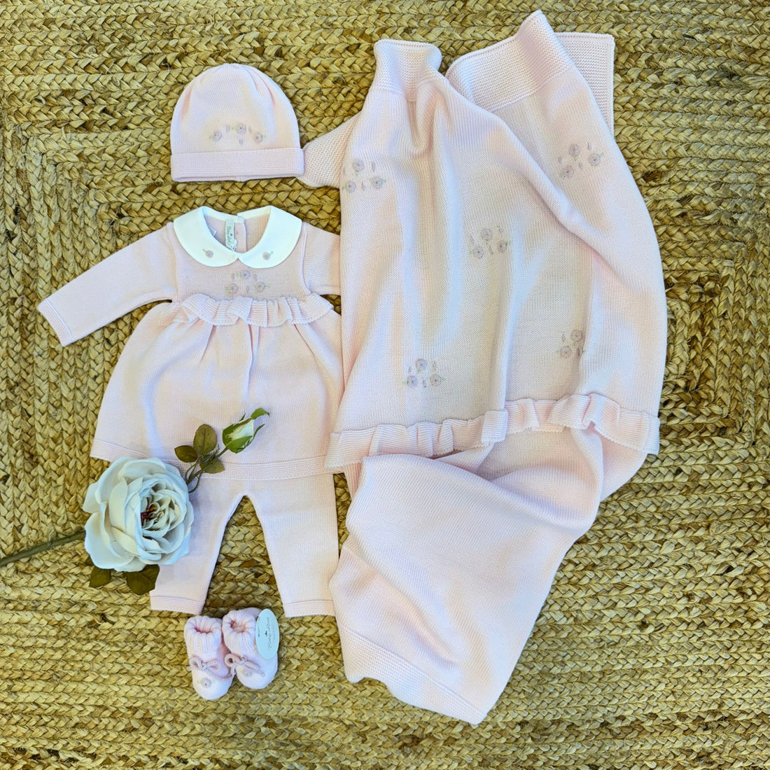 set uscita clinica rosa cipria in pura lana con camelie ricamate per neonata