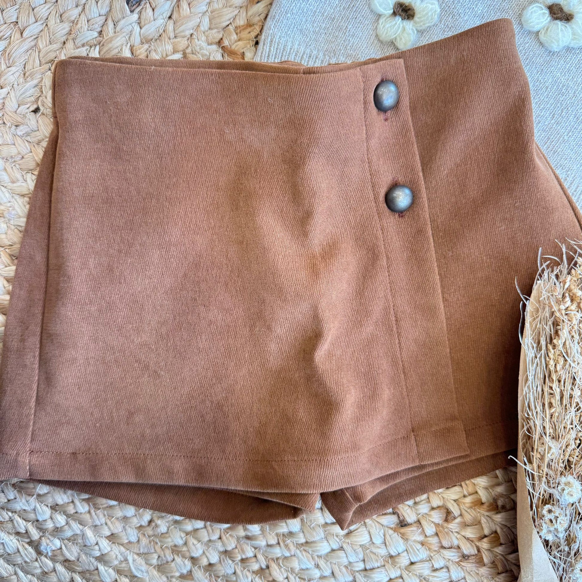 shorts caramello con bottoni decorativi