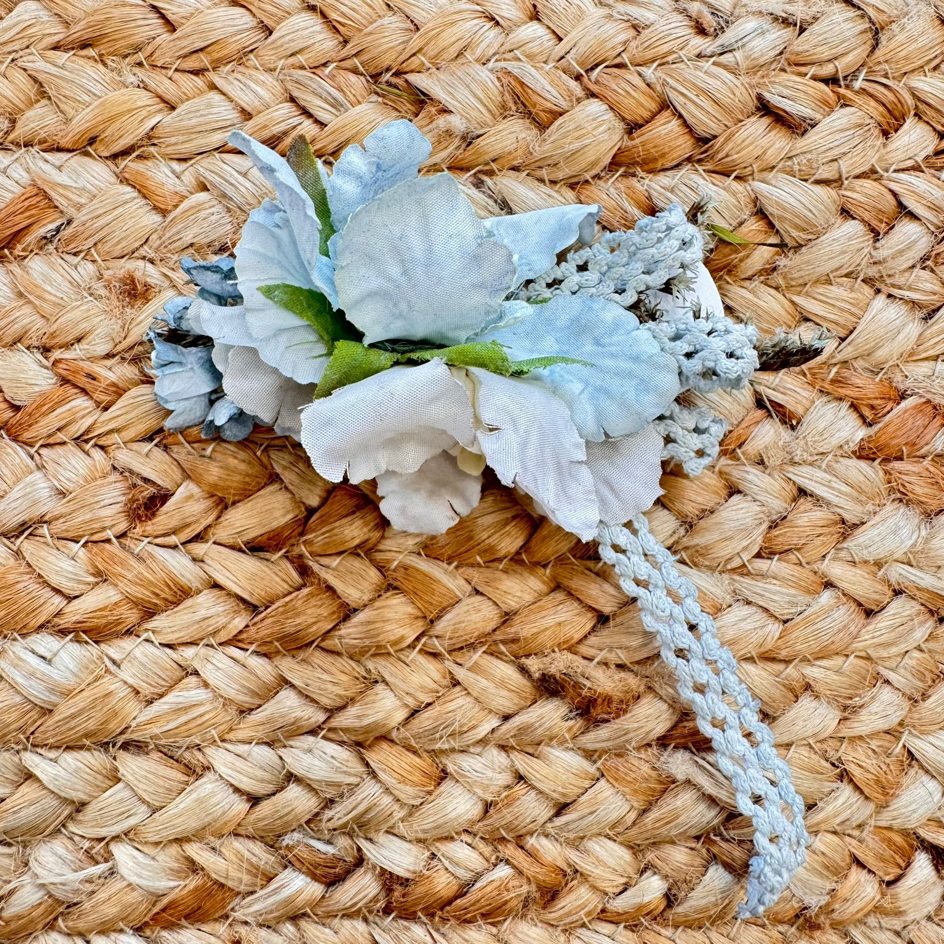 Spilla da cerimonia con fiori celesti per Battesimo