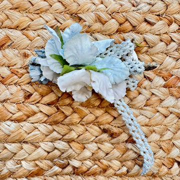 Spilla da cerimonia con fiori celesti per Battesimo