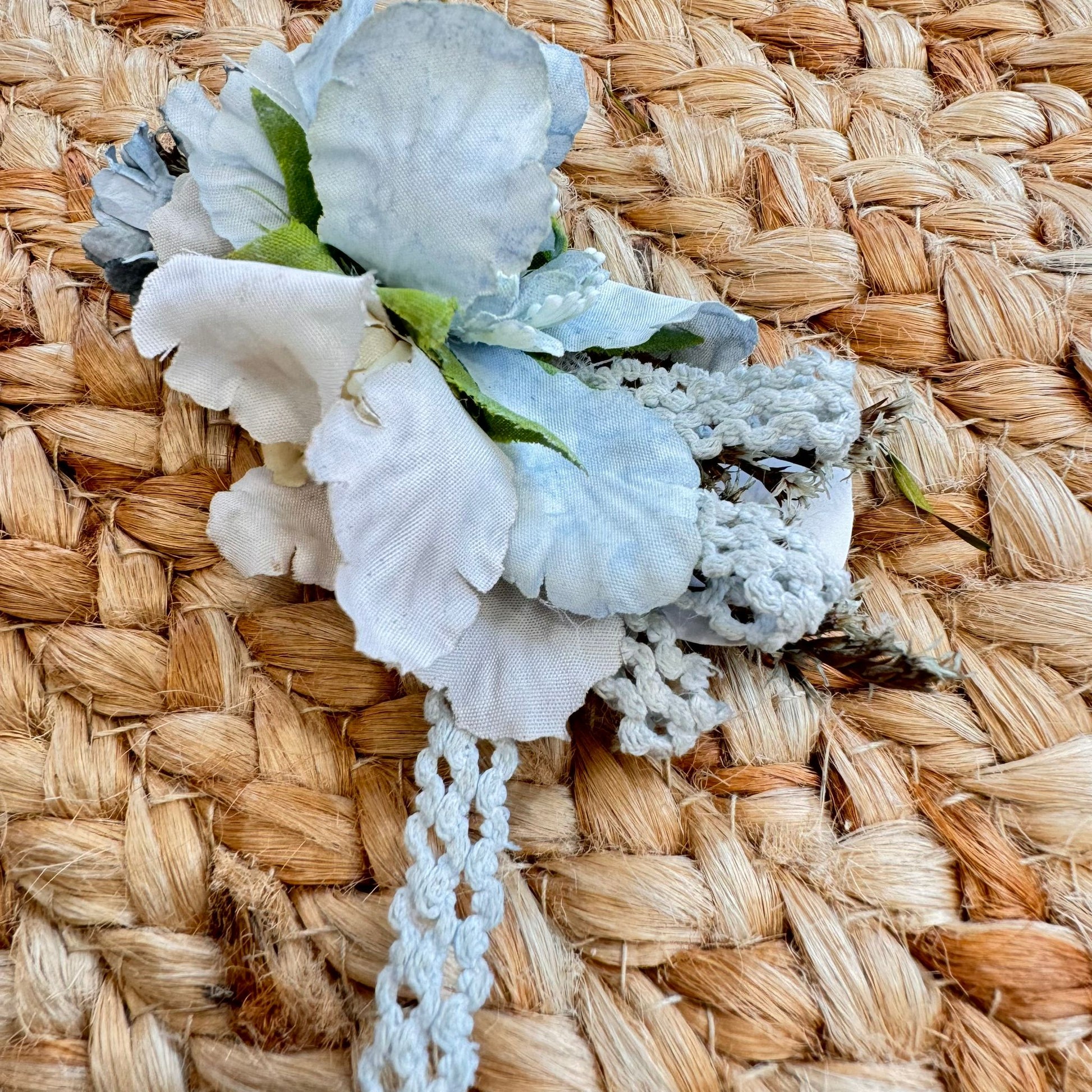 Spilla elegante celeste per damine e paggetti