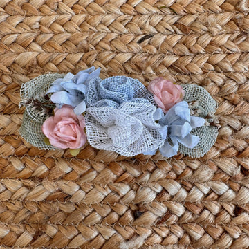 Spilla floreale rustica per bambina con fiori in tessuto e base in juta