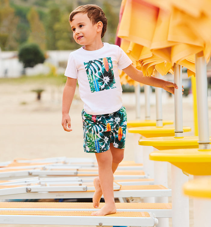 T-shirt bimbo bianca in 100% cotone con stampa frontale ispirata al mare e al surf