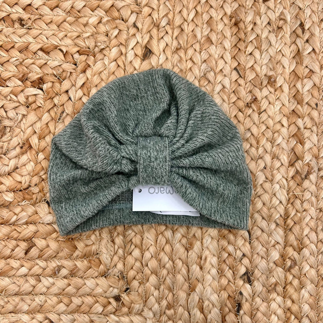 turbante verde salvia in maglia con maxi fiocco per bambina