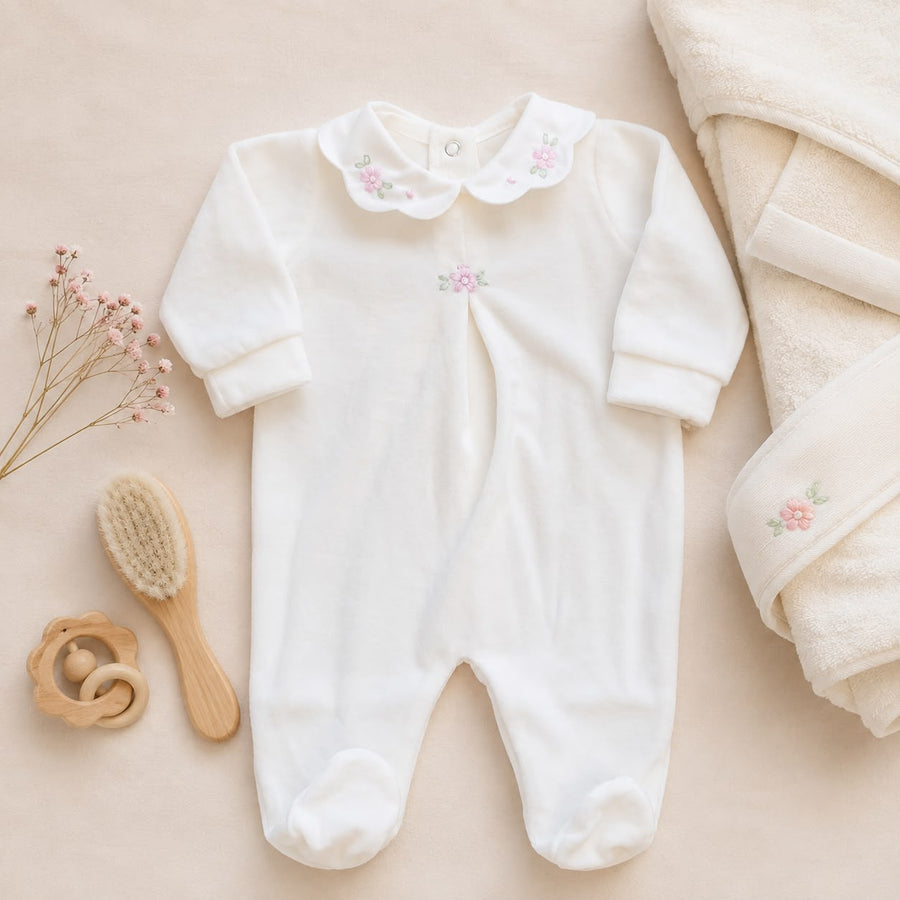 Tutina in ciniglia neonata con ricami floreali rosa