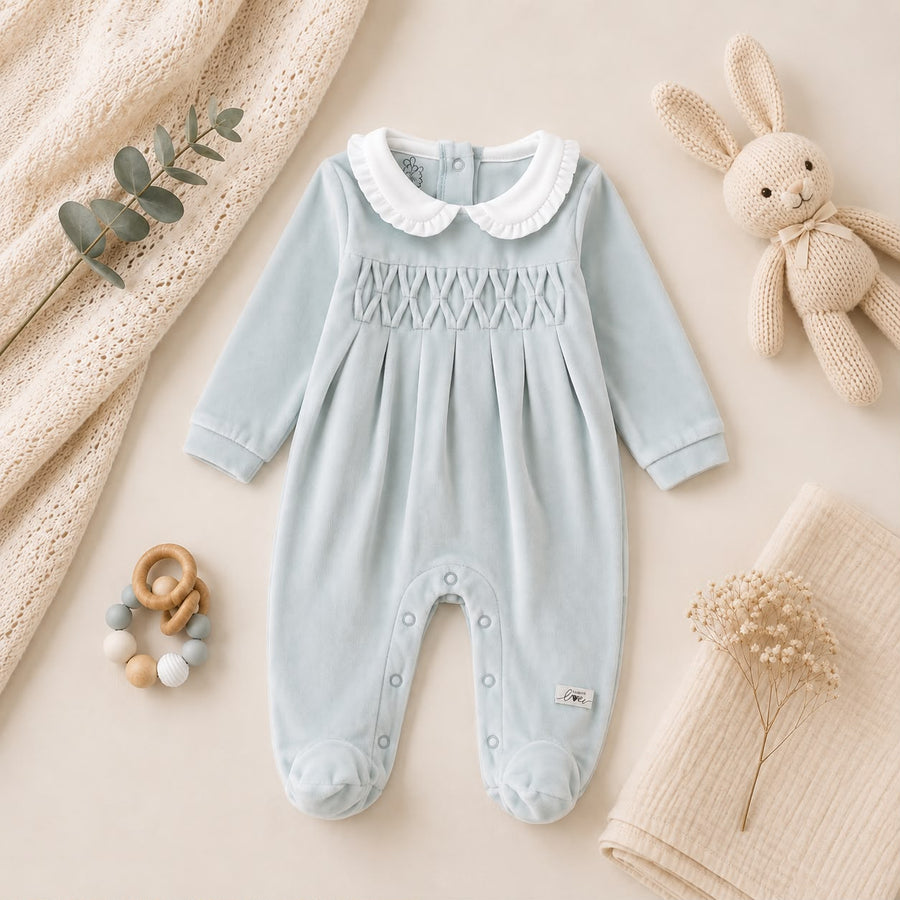 Tutina neonata in ciniglia verde menta con lavorazione smock
