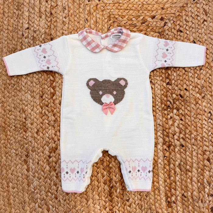 Tutina in lana calda per neonata, con orsetta e cuoricini, colletto a quadretti rosa e piedini chiusi. Perfetta per nascita o uscita clinica.