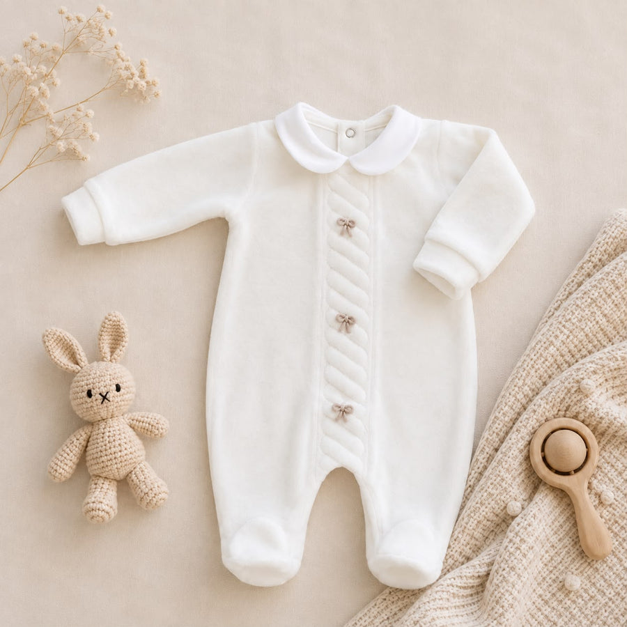 Tutina neonata in ciniglia color latte e beige con fiocchetti ricamati