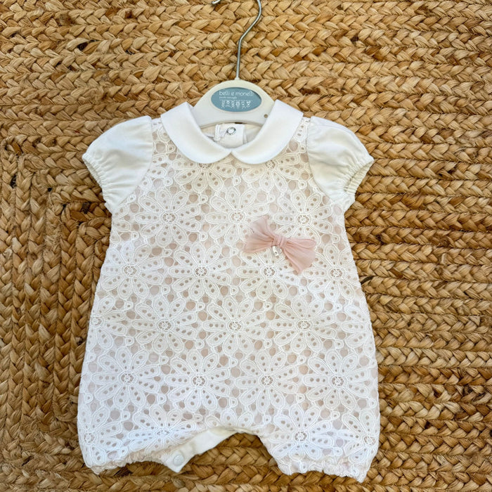 Tutina neonata in cotone con inserto in macramè floreale