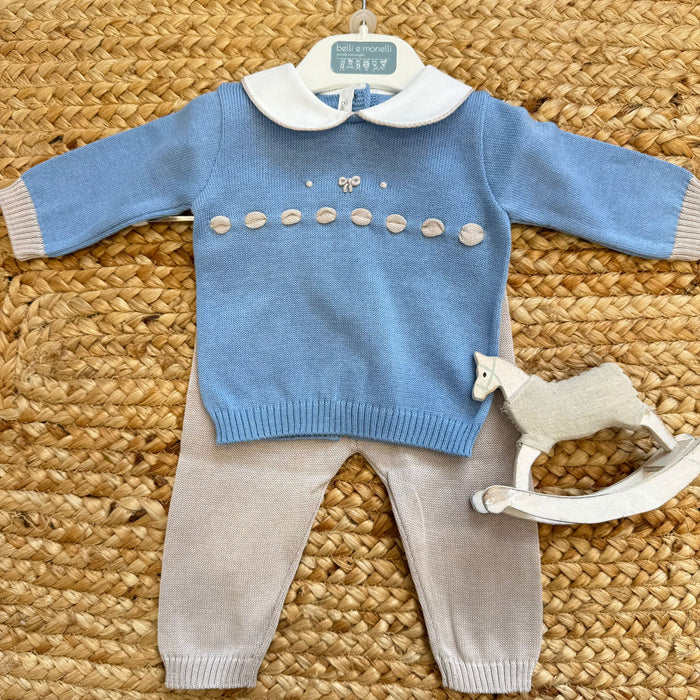 Tutina neonato azzurro in filo di cotone con colletto bianco e pantalone sabbia