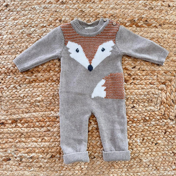 Tutina neonato in cashmere con volpe intarsiata, bottoni in legno e apertura sul cavallo. Calda e raffinata per l’inverno.