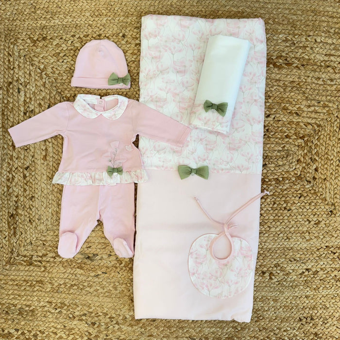 Uscita clinica neonata rosa con copertina floreale e fiocchi salvia