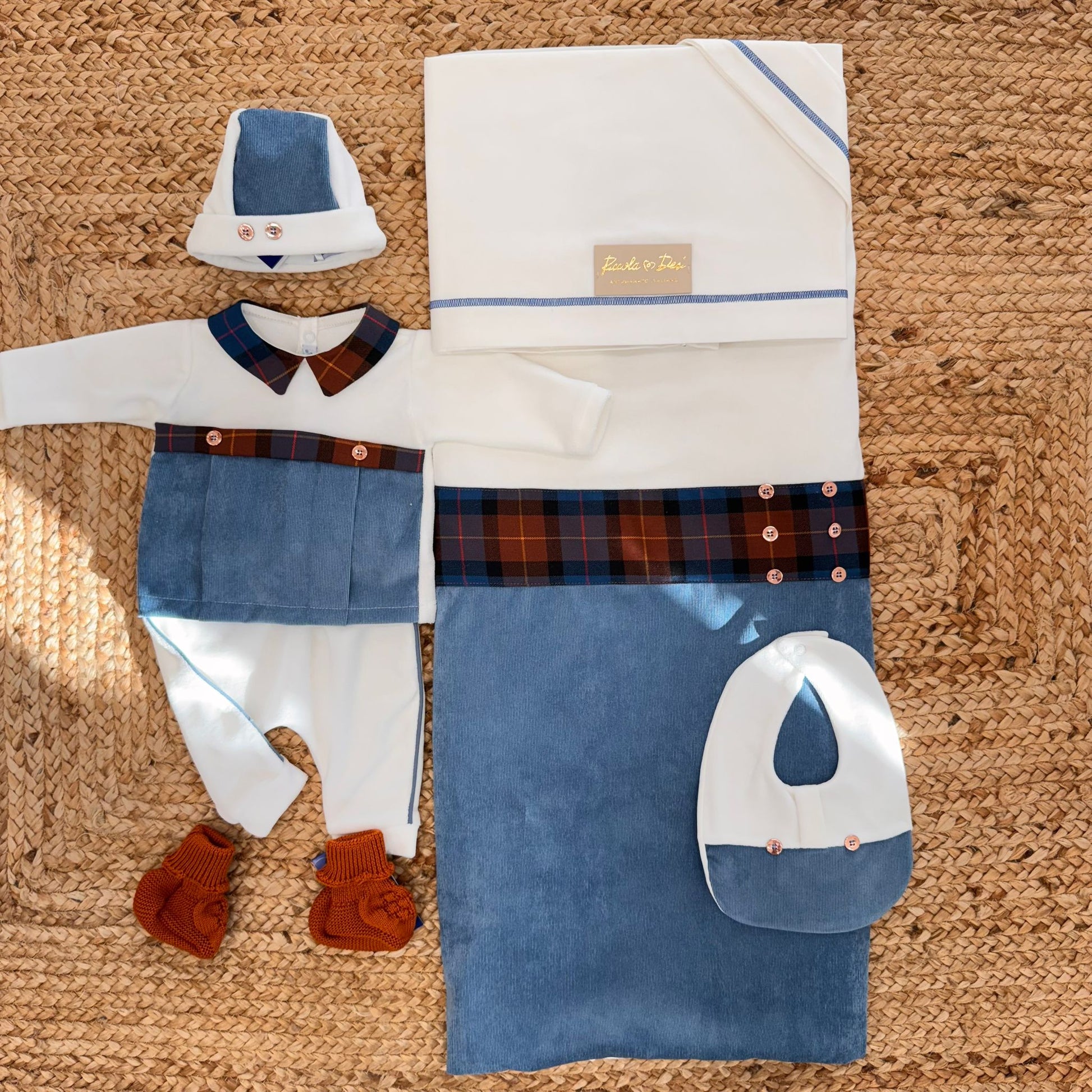 Coordinato uscita clinica neonato con tutina, copertina, bavetta, cappellino e scarpine invernali