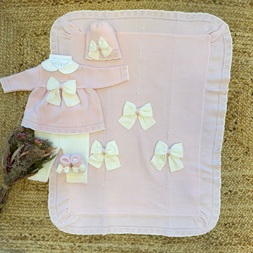 uscita clinica neonata lana rosa con fiocchi panna e copertina coordinata