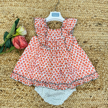Vestito estivo bambina con stampa fragole rosse, volant sulle spalle e balza arricciata, con mutandina coordinata.