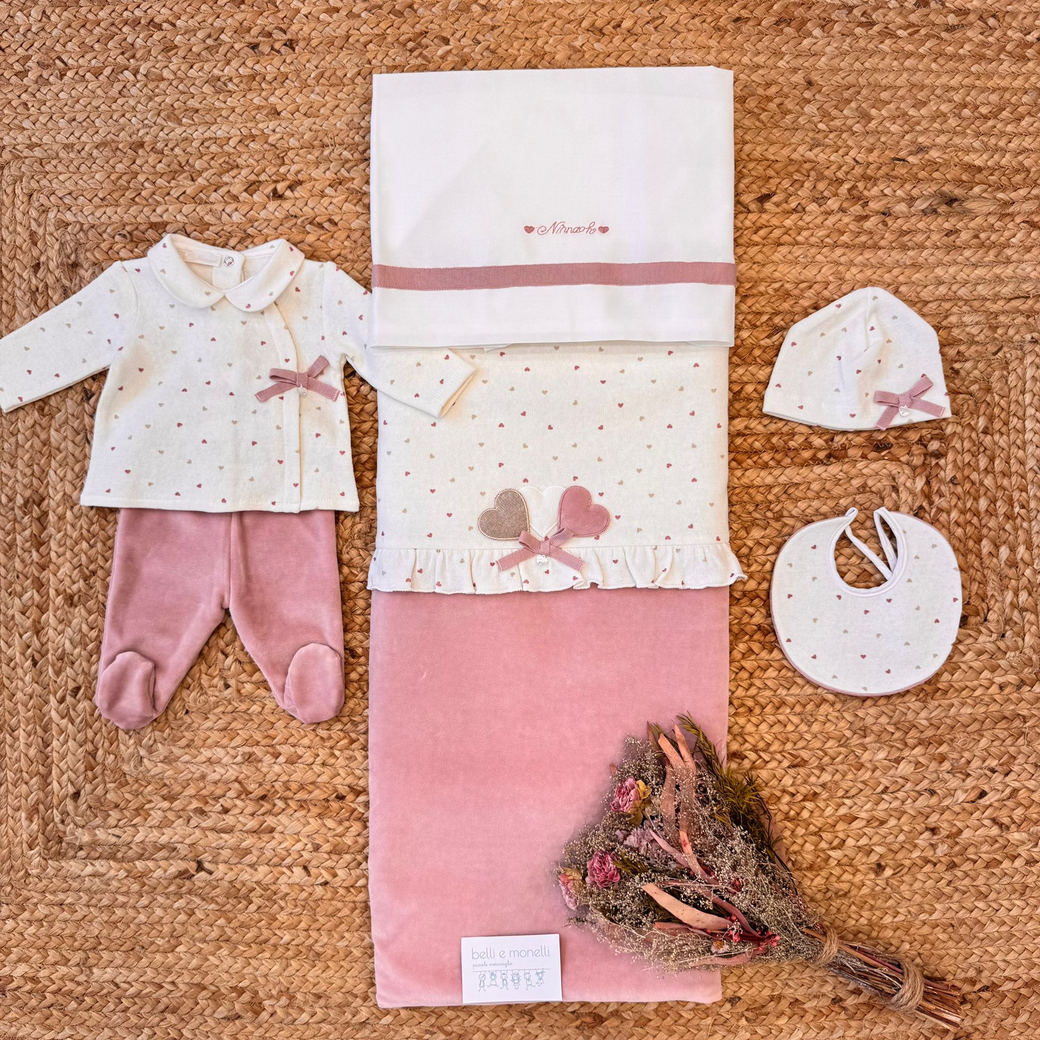 set nascita e coordinati neonata in pura lana e caldo cotone con tutina, copertina e accessori sartoriali belli e monelli