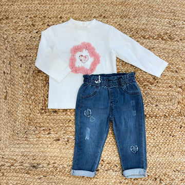 Completo bimba con maglia cuore rosa e jeans ricamati