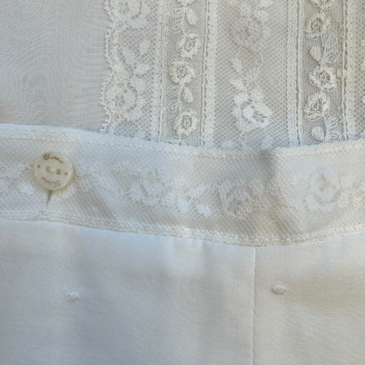 Completo battesimo bimbo bianco con colletto tondo, pizzo ricamato e pantaloncino corto