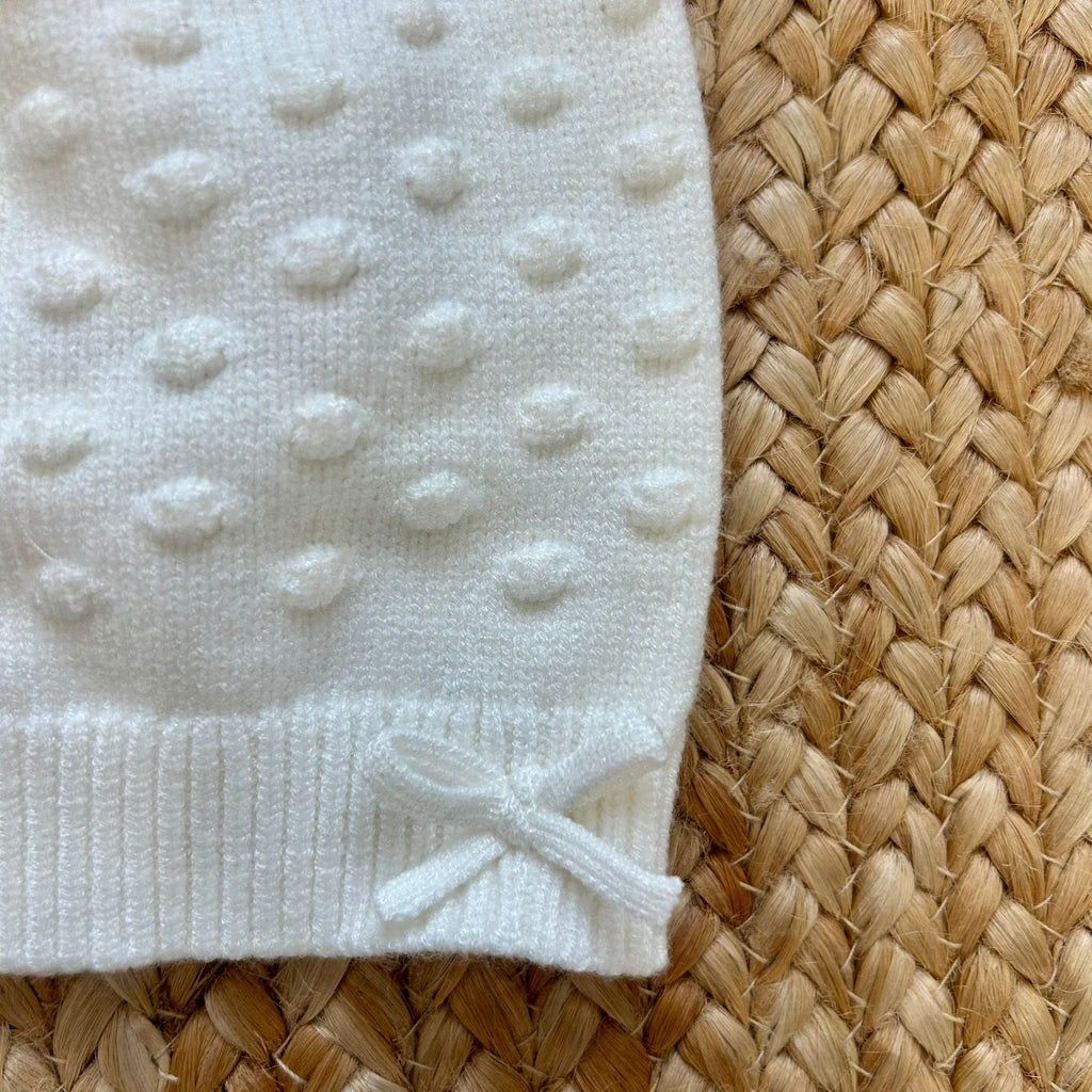 Cappellino panna con lavorazione a pois e fiocchetto