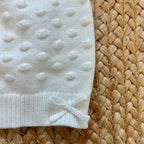 Cappellino panna con lavorazione a pois e fiocchetto