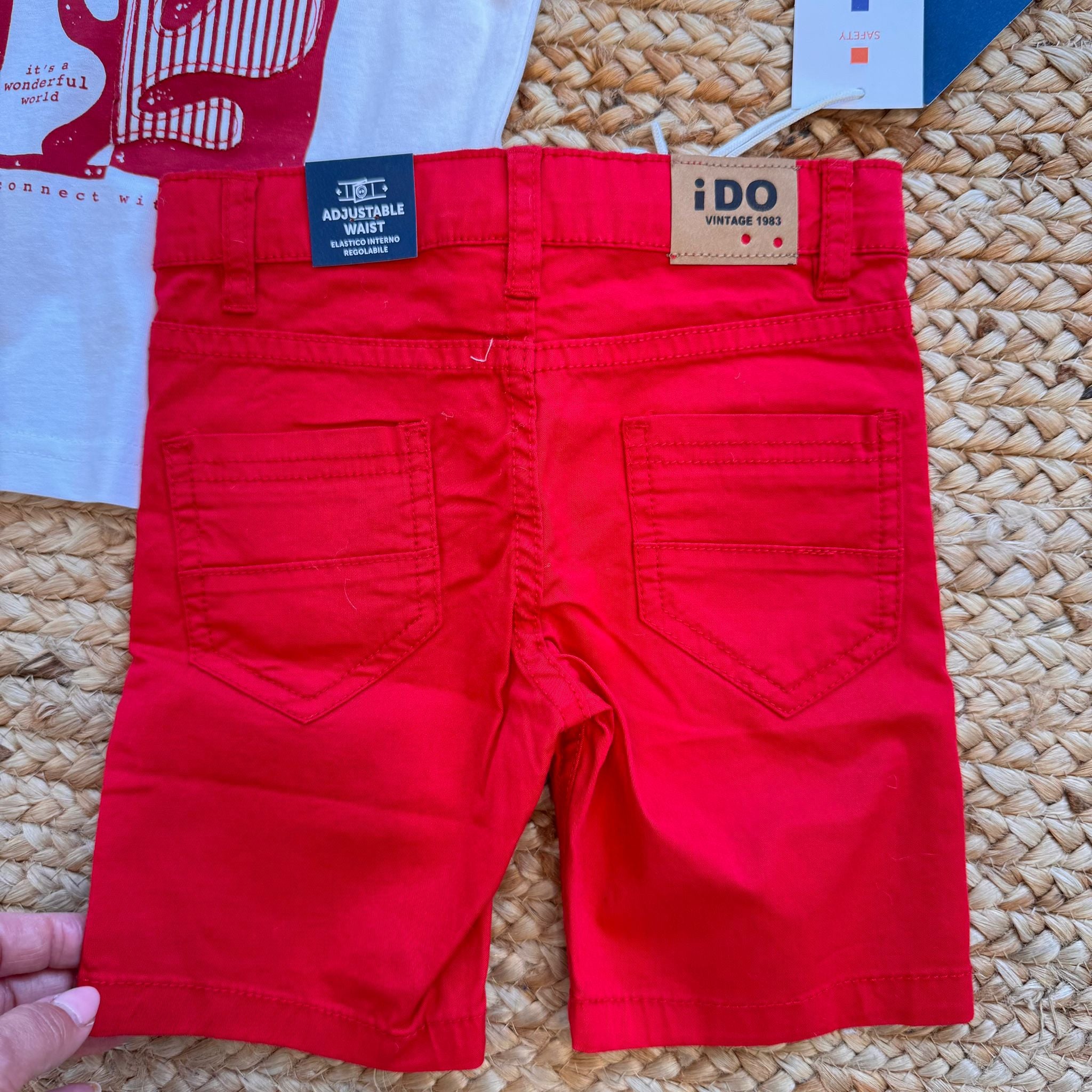 COMPLETO IDO T-SHIRT BIANCA E BERMUDA ROSSO VIVACE