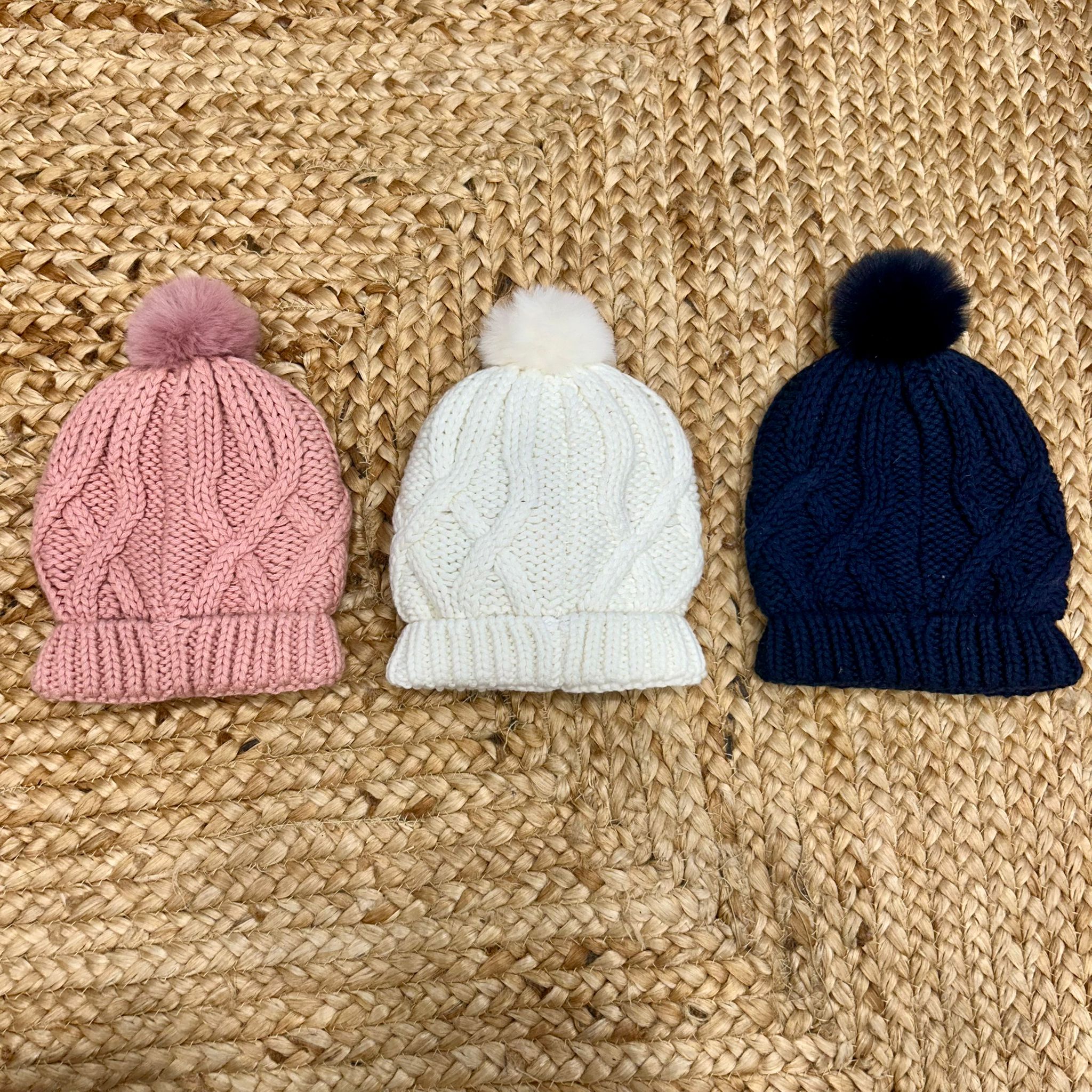 Cappellino intrecciato con pompon
